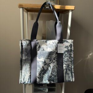 Lululemon Boxy Tote Bag 10L *print